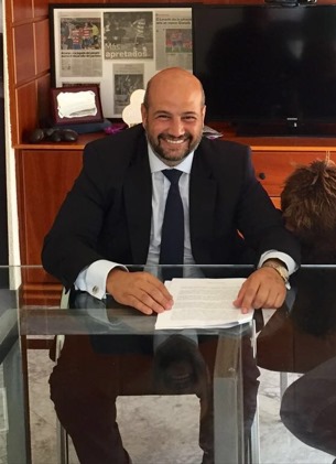 Enrique Zarza en su despacho revisando documentación